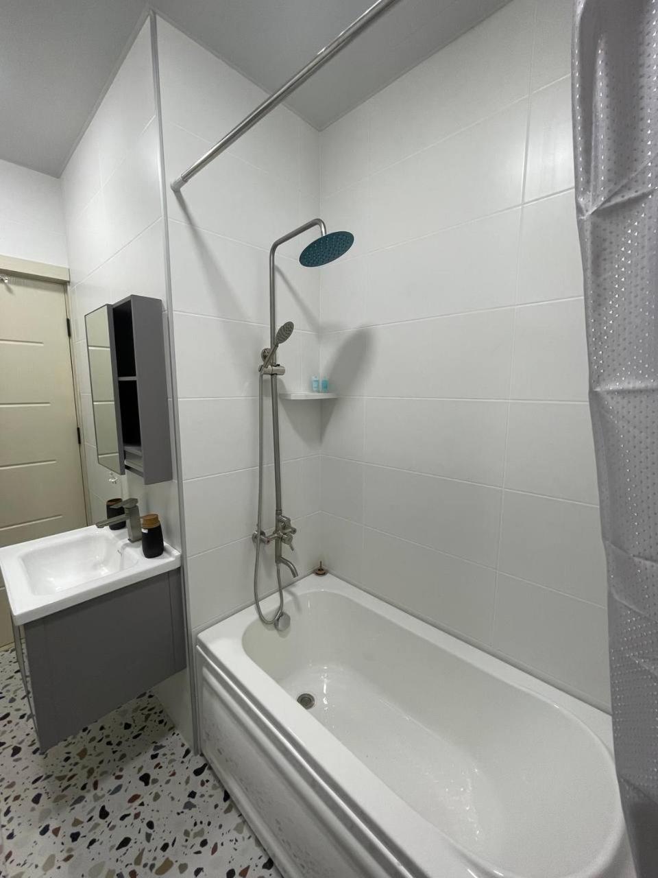 Guest House Nima Кутаиси Екстериор снимка